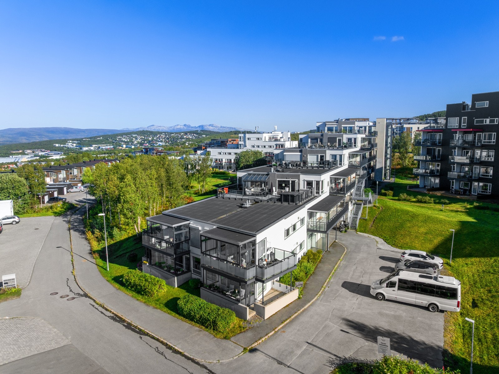 Hyggelig nabolag med nærhet til skoler, barnehage og populære rekreasjonsområder som Prestvannet og Charlottenlund. Galleribilde