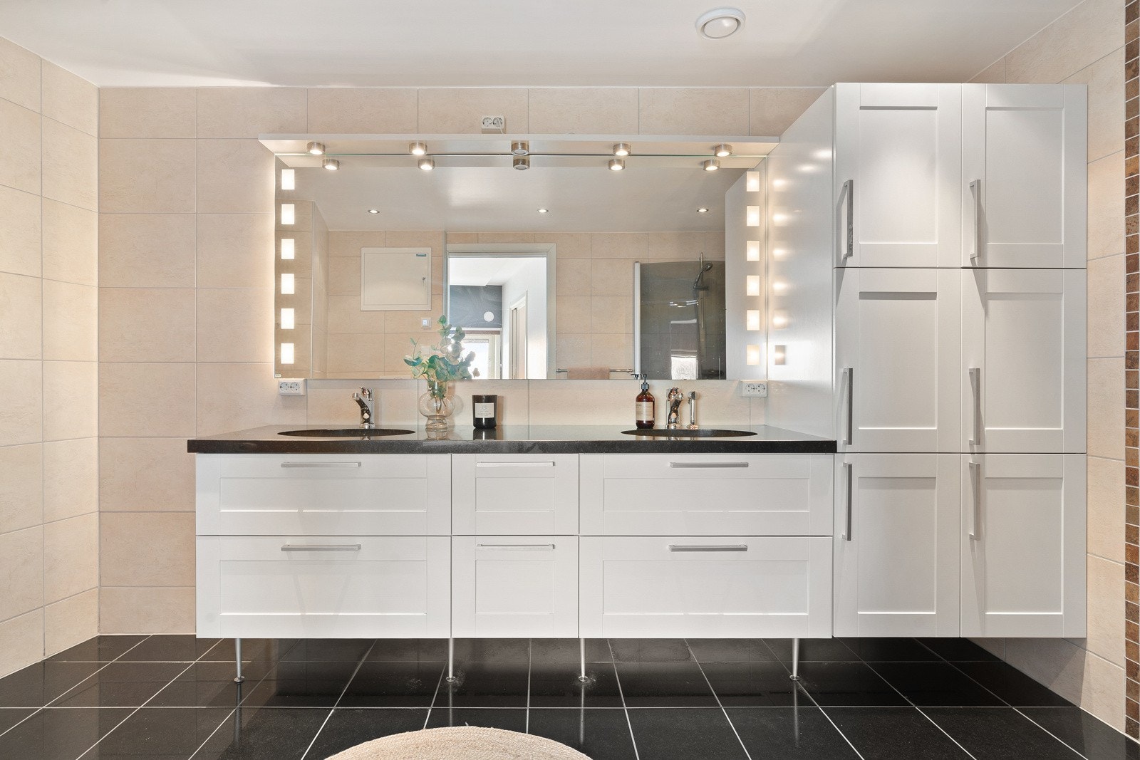 Lekker baderominnredning med rikelig med oppbevaringsplass. Galleribilde