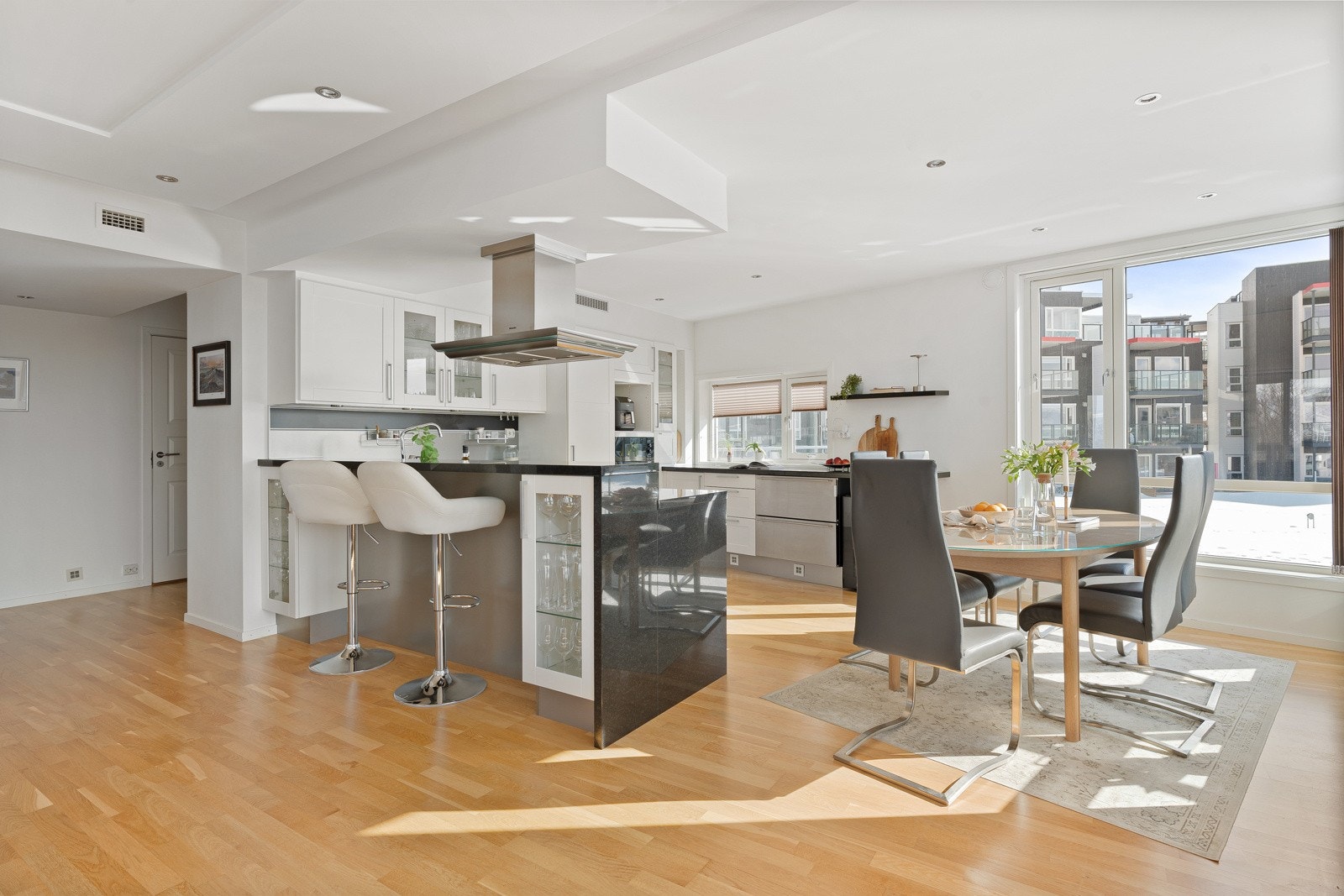 Plass til spisebord i tilknytning til kjøkkenet gjør det til et naturlig samlingspunkt. Galleribilde