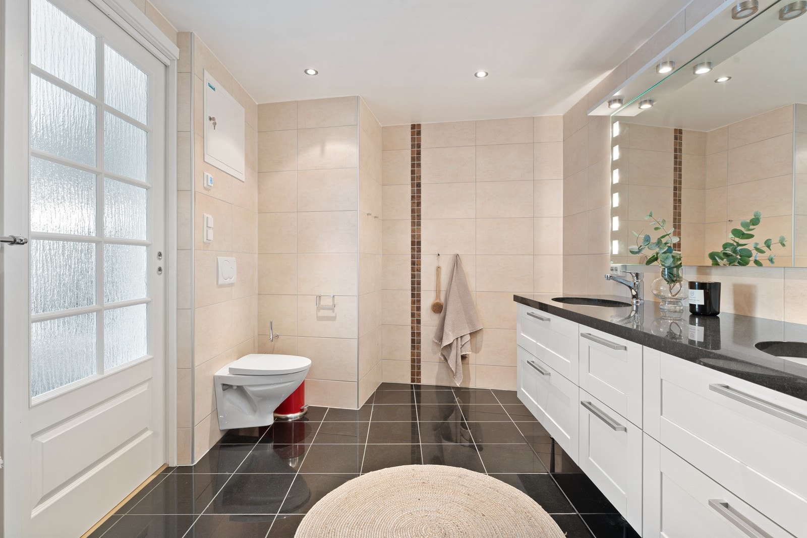 Enkel eleganse preger badet, som fremstår både funksjonelt og stilfullt. Galleribilde