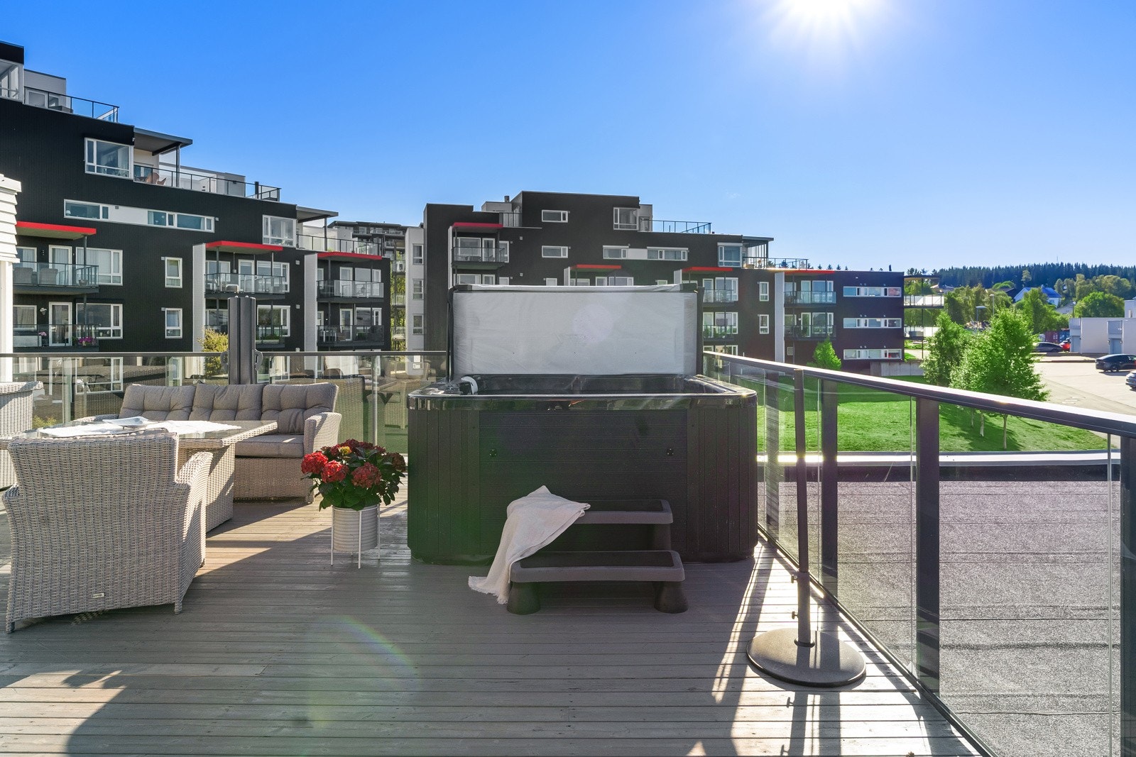 Velvære i hverdagen! Jacuzzi og panoramautsikt gir en luksuriøs følelse hjemme. Galleribilde