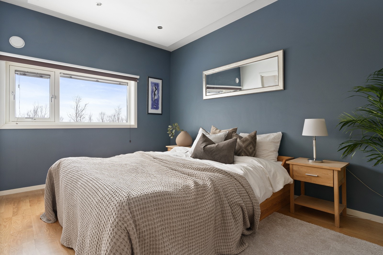 Et innbydende hovedsoverom som innbyr til rolige netter og gode morgener Galleribilde