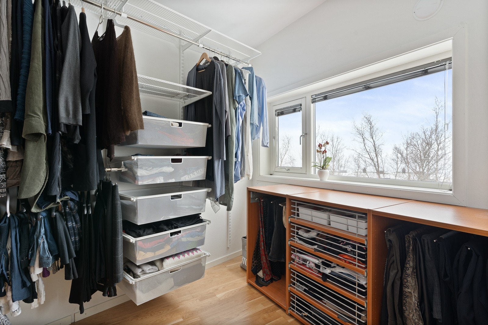 I tilknytning til hovedsoverommet har du en walk-in, praktisk klesoppbevaring! Galleribilde