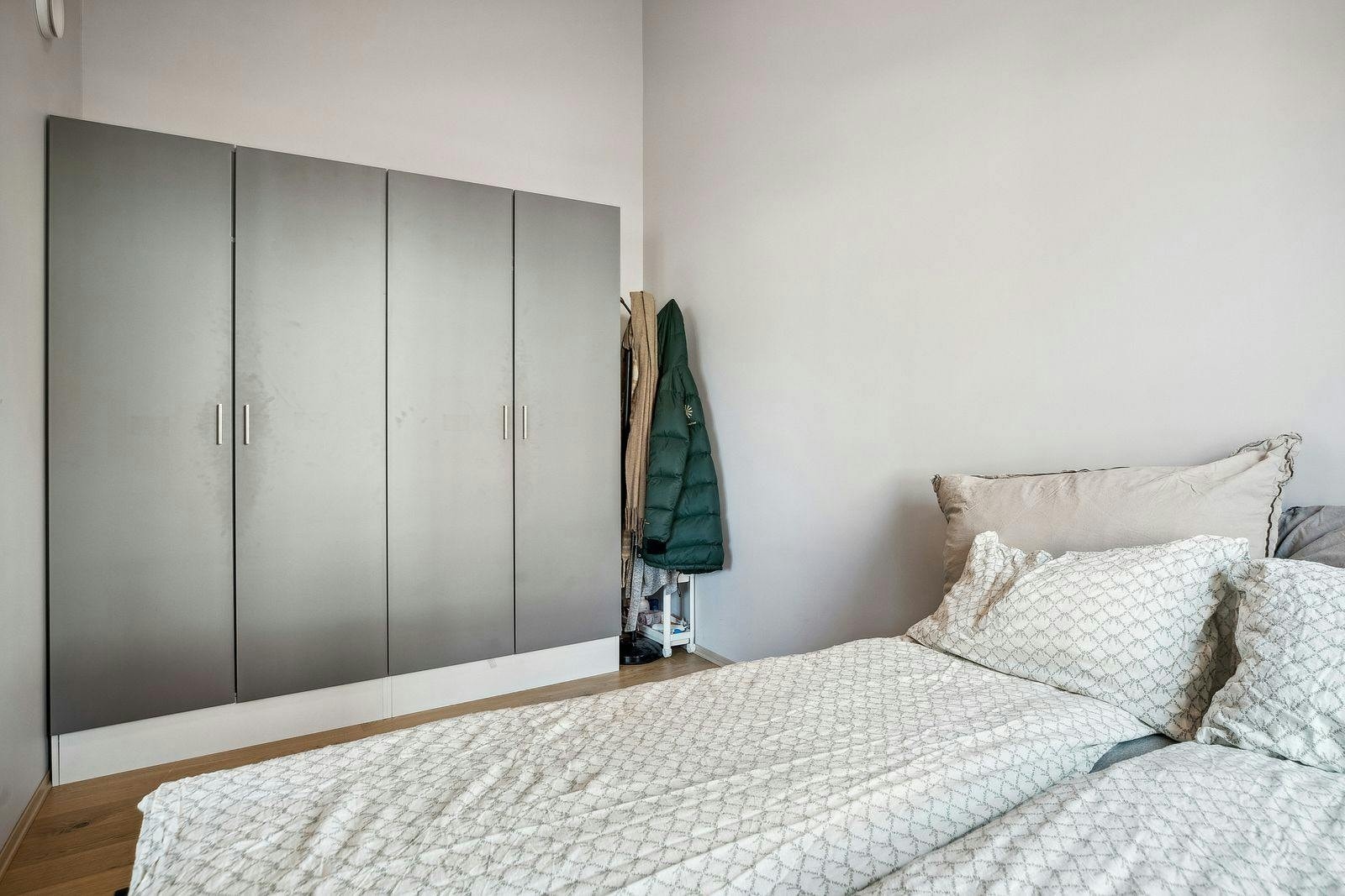 Romslig soverom med garderobeløsning Galleribilde