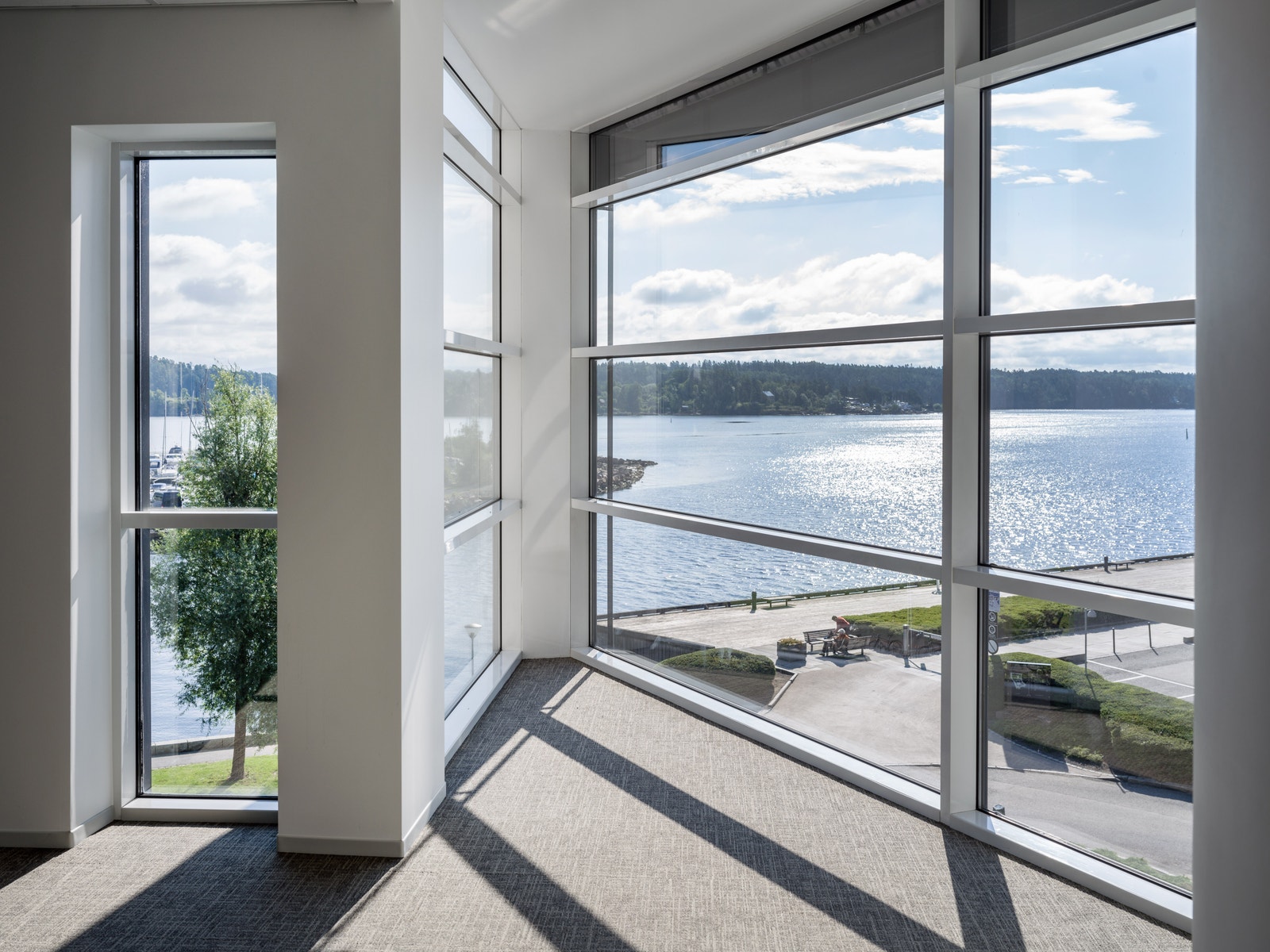 B2-11 har to utstikkere med utsikt mot sjøen. Galleribilde