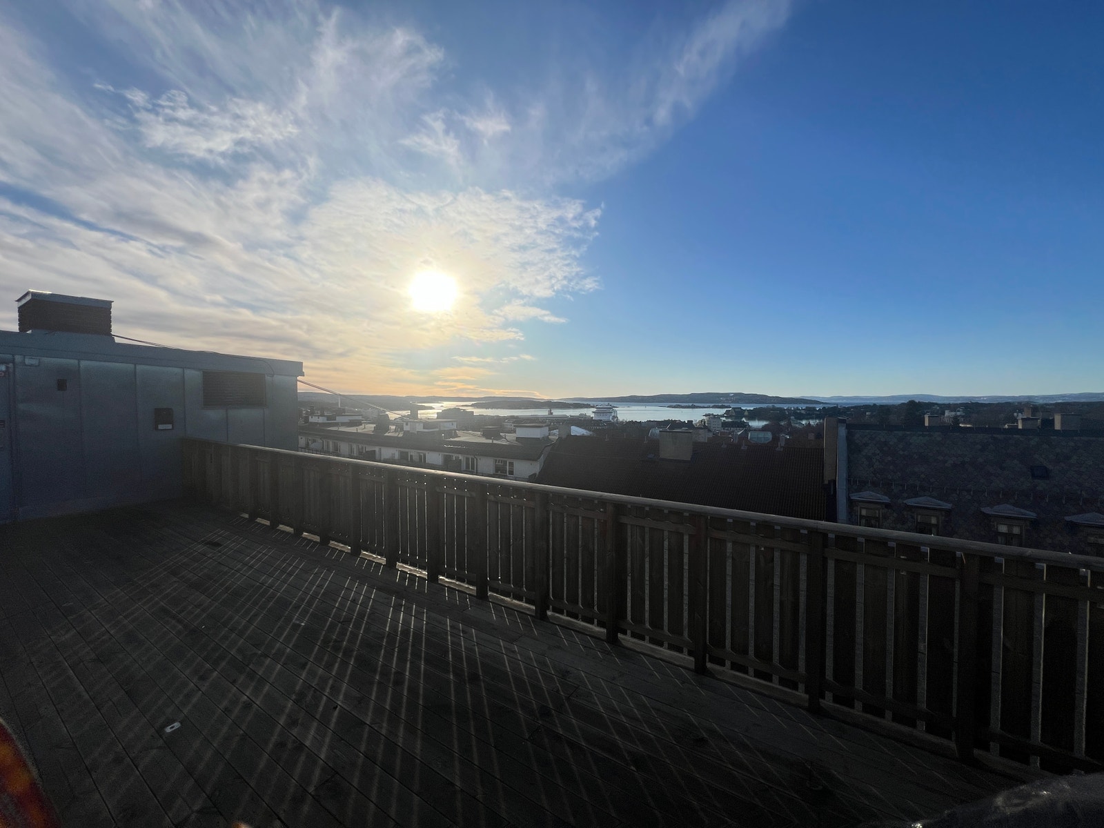 Stor felles takterrasse med fantastisk utsikt og solforhold Galleribilde