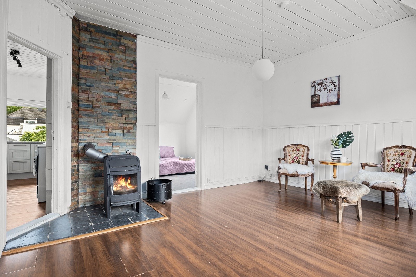 Leiligheten har et stort soverom og eget kjøkken. Galleribilde