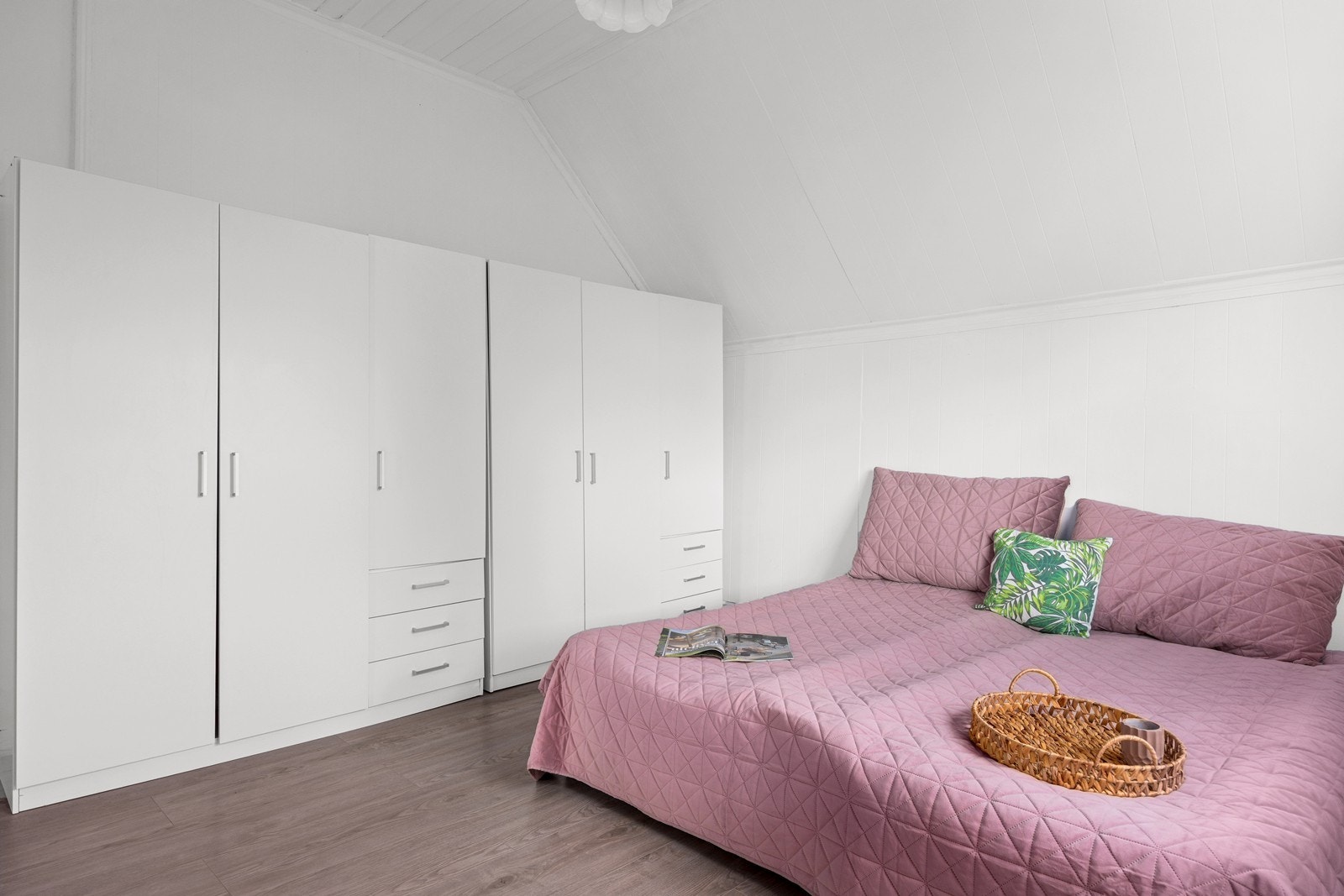 Soverommet er utstyrt med to garderobeskap og panelovn. Galleribilde