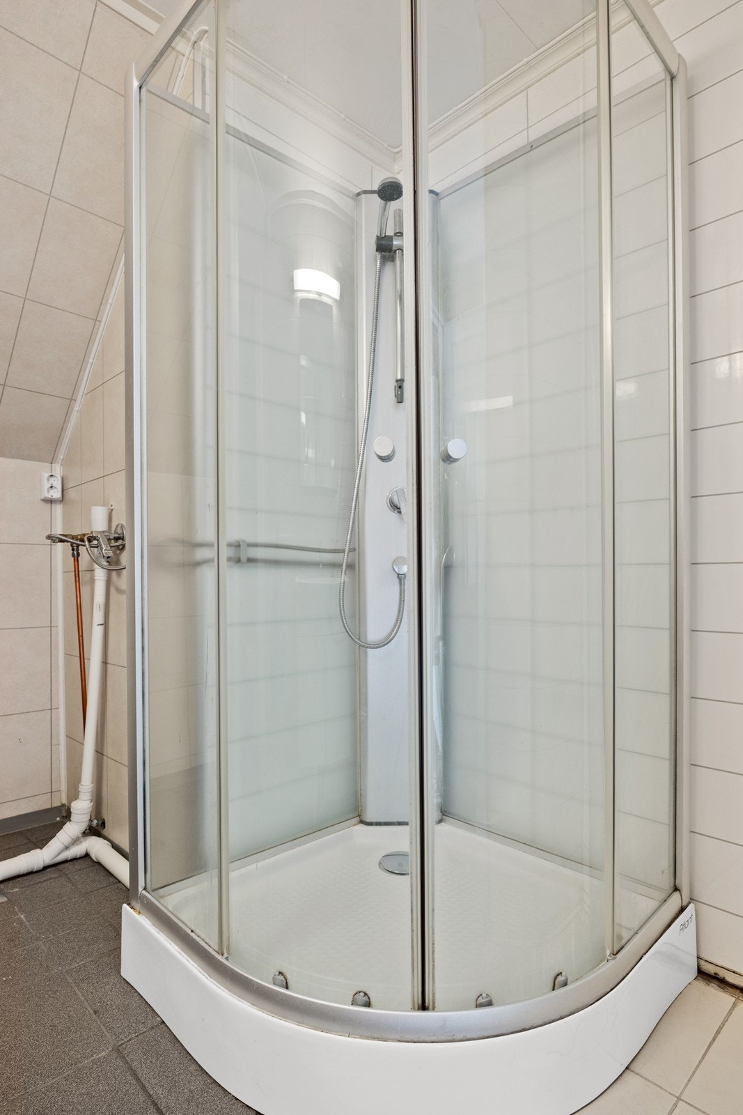 Badet har enkel standard og oppgradering må påregnes. Galleribilde