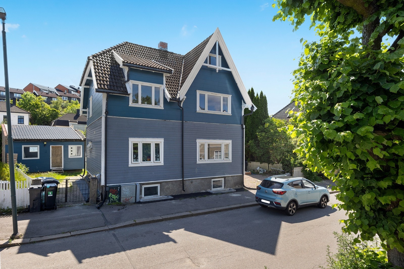 Velkommen til Sembs gate 3 - en del av tomannsbolig beliggende i andre etasje med loftsetasje. Galleribilde