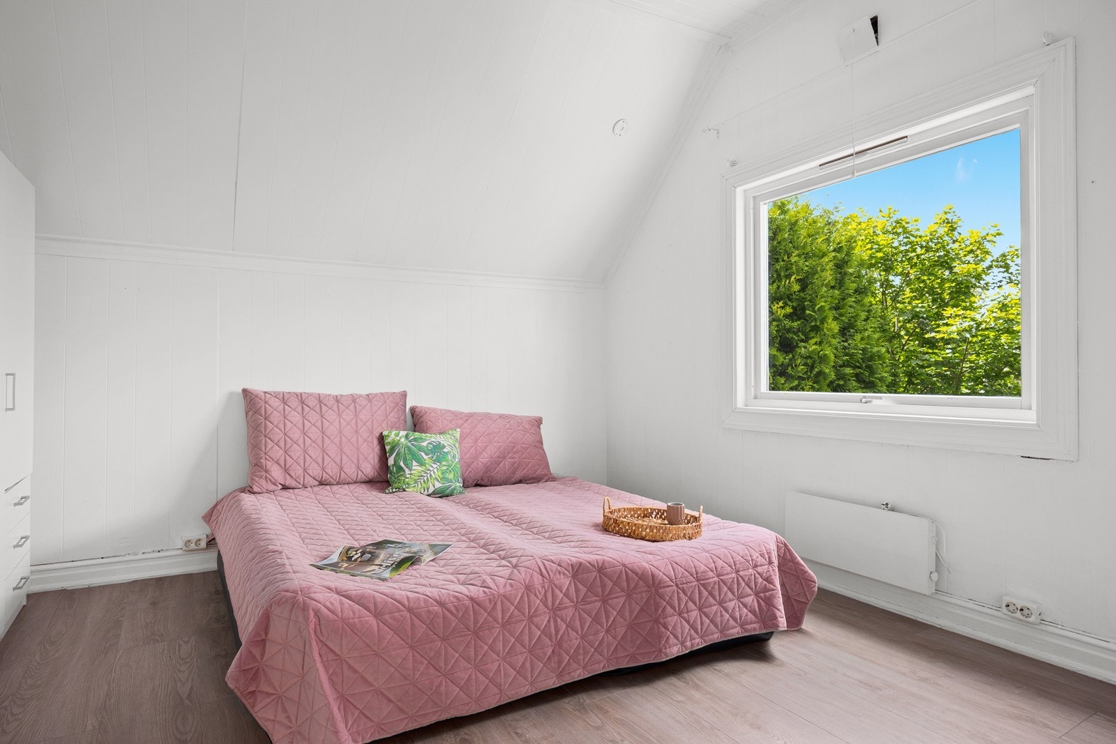 Lyst soverom med plass til dobbeltseng og nattbord. Galleribilde