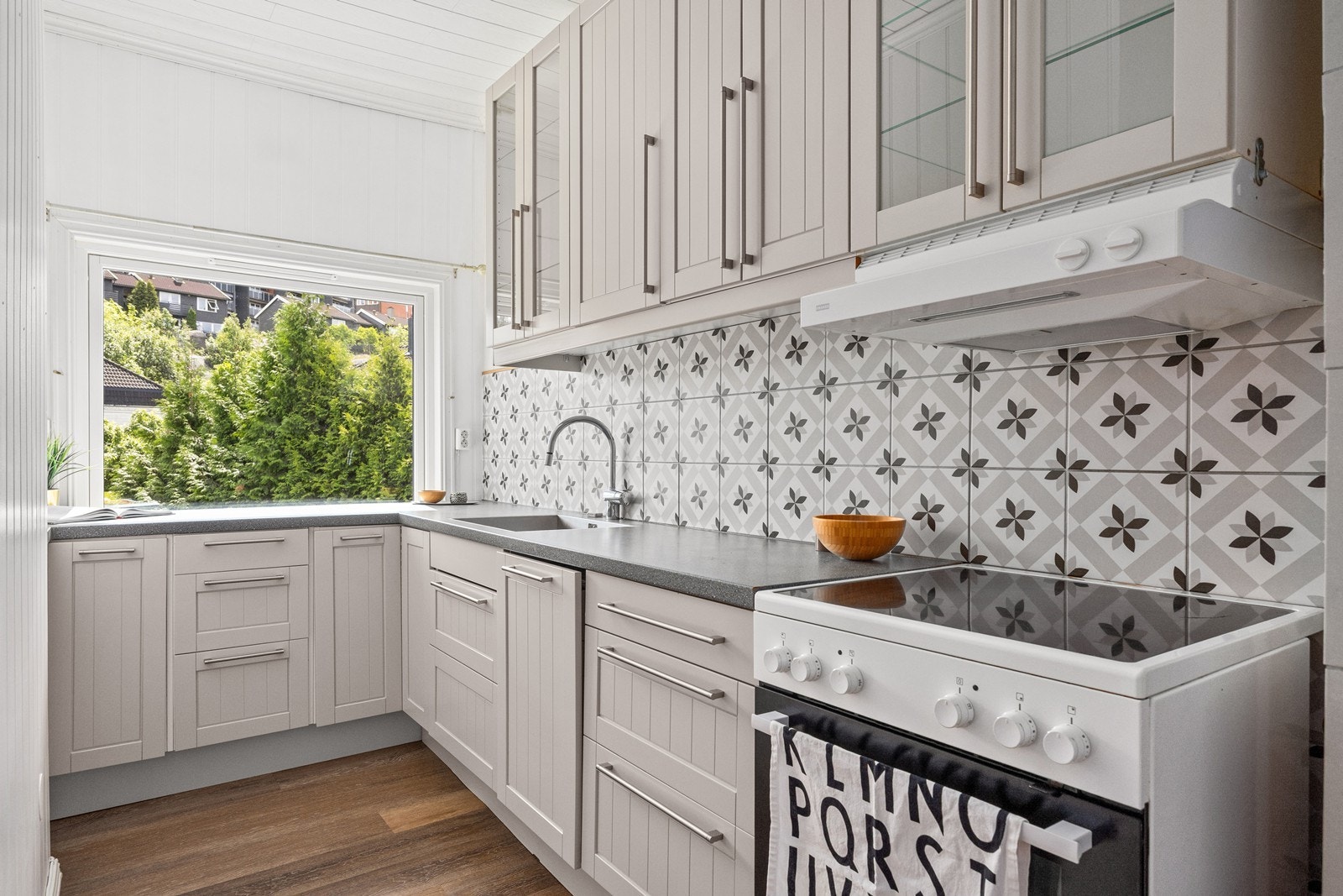 Kjøkkenet er fra Epoq og har lyse, profilerte fronter samt laminert benkeplate med nedfelt oppvaskkum. Galleribilde