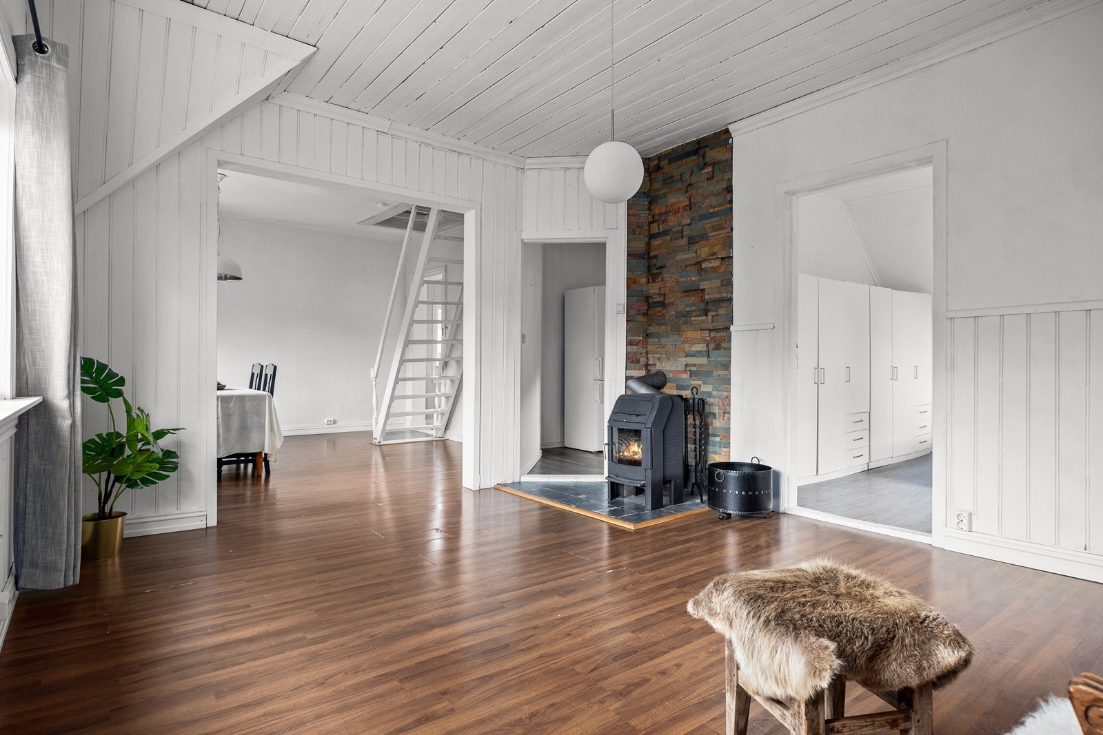 Velkommen til Sembsgate 3. Selveierleilighet beliggende i 2. etasje i seksjonert tomannsbolig. Loft og utvendig bod følger med. Galleribilde