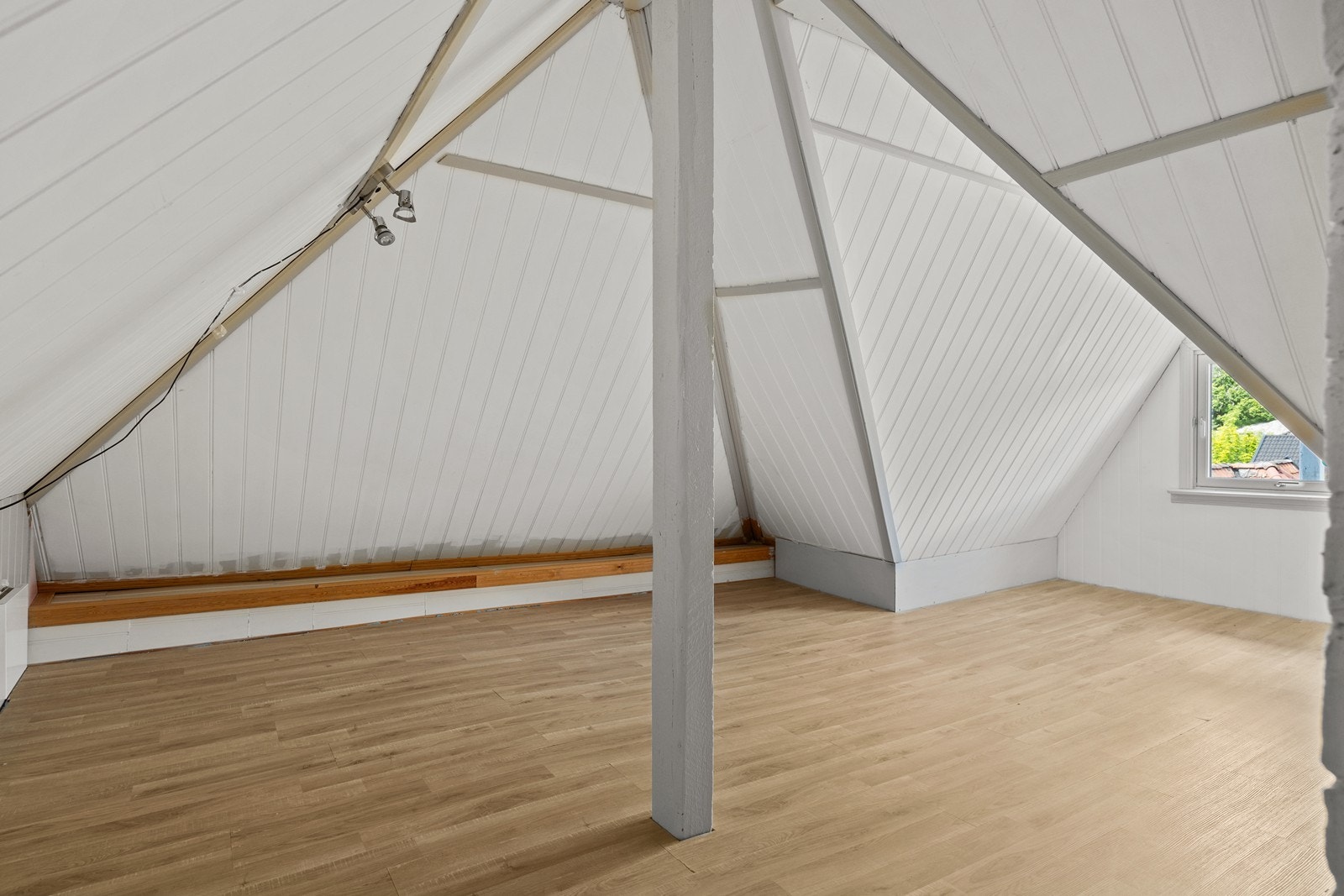 Loftet er innredet men ikke godkjent til varlig opphold. Galleribilde