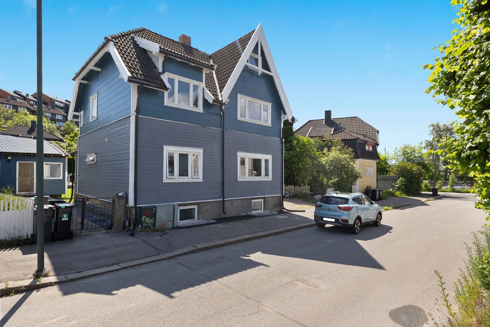 Eiendommen ligger sentralt til med gangavstand til sentrum. Galleribilde