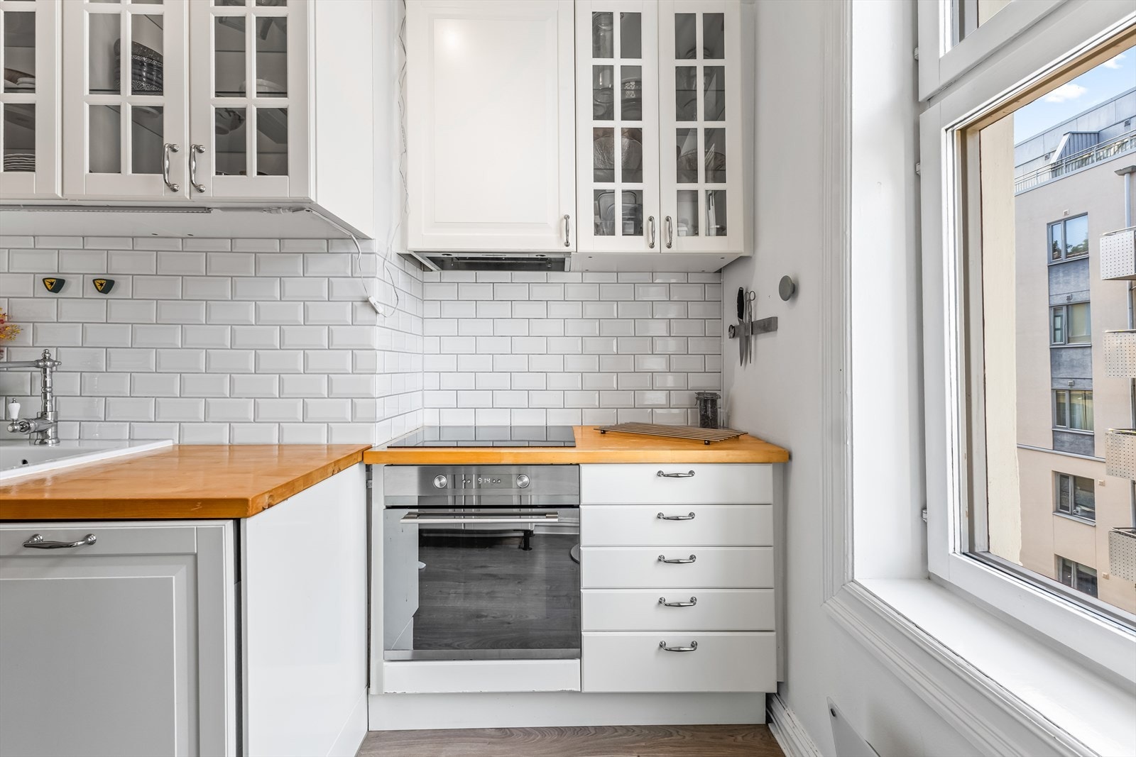 Meget anvendelig kjøkken med rikelig av oppbevaringsplass i skuffer og skap. Galleribilde