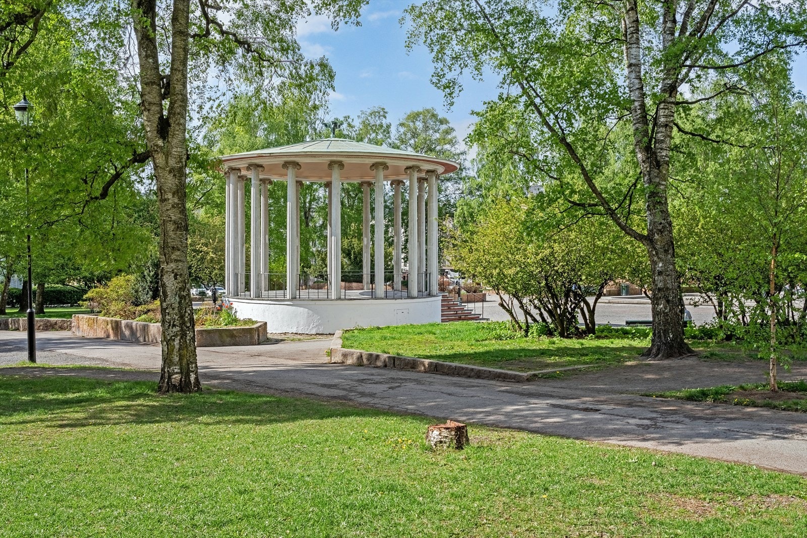 Birkelunden på Grünerløkka er et populært parkområde med loppemarked hver helg. Galleribilde