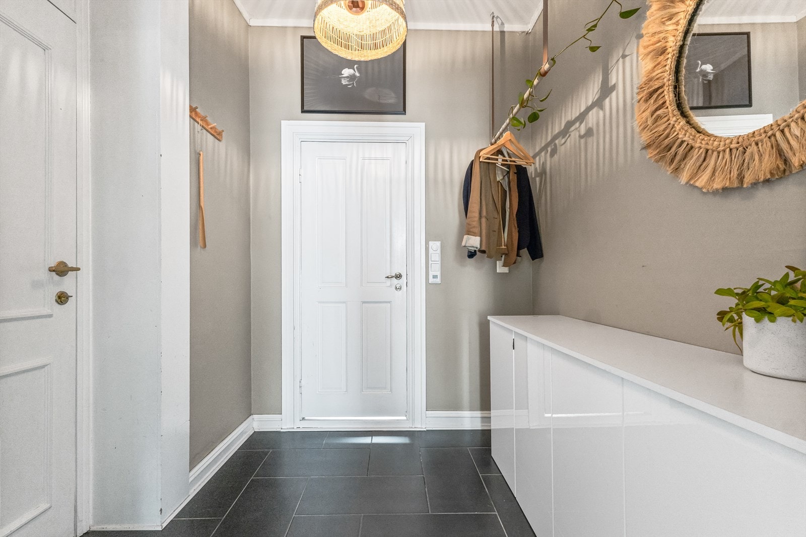 Romslig mellomgang i entré med adkomst til baderommet. Galleribilde