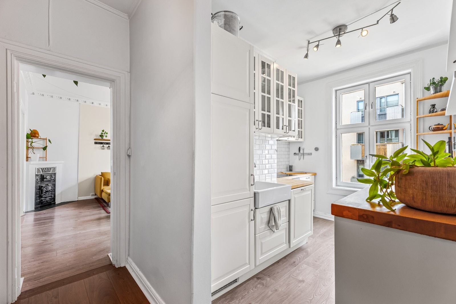 Delvis adskilt kjøkken i stilren utførelse. Galleribilde