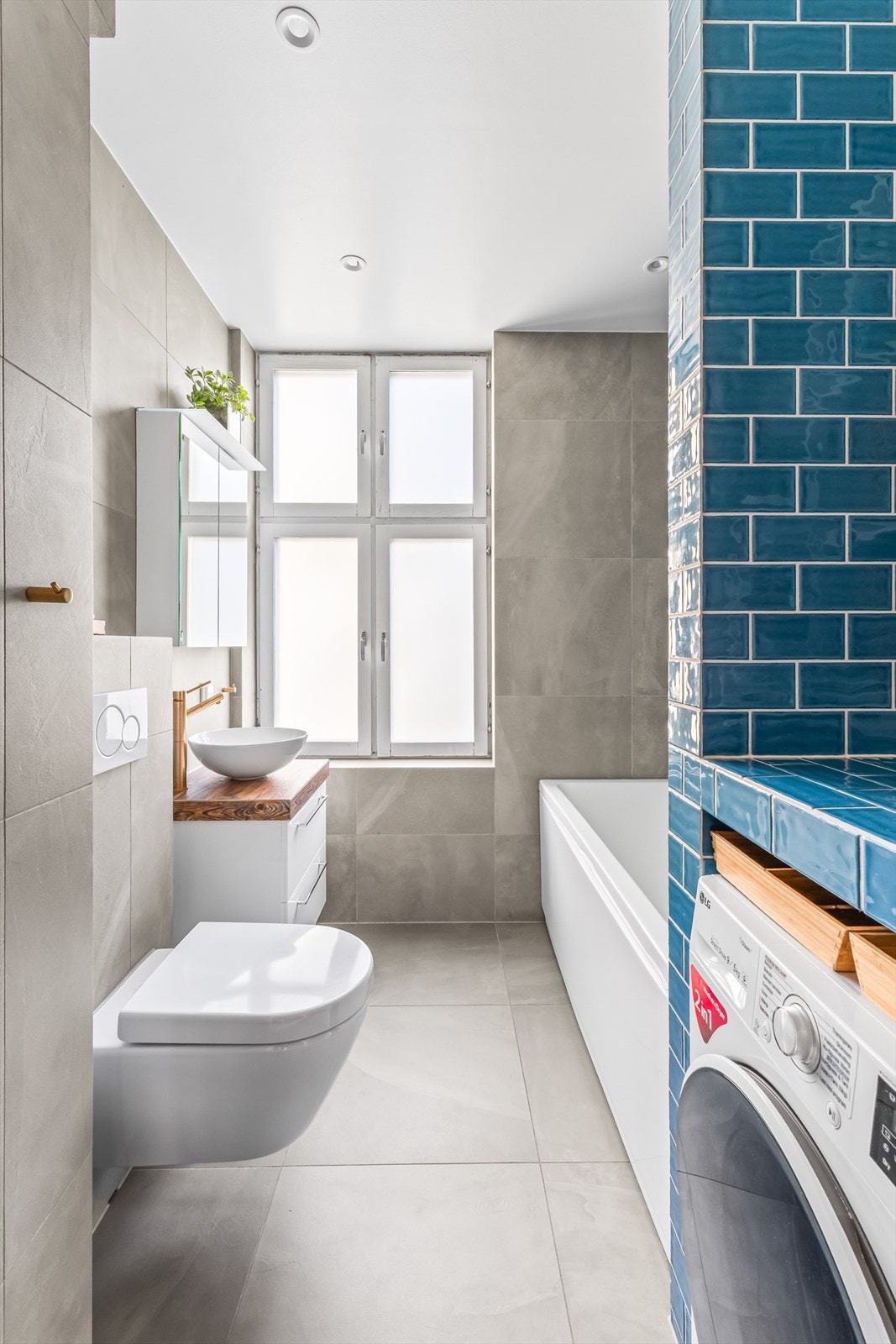 Lekkert flislagt baderom fra 2017 med varmekabler i gulvene og downlights i himlingen. Galleribilde