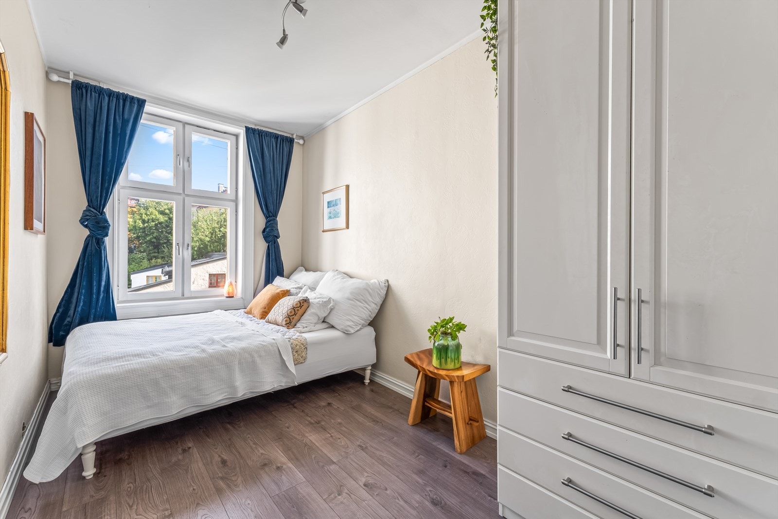 Herlig romfølelse på soverommet med utsyn mot borettslagets opparbeidede bakgård. Galleribilde