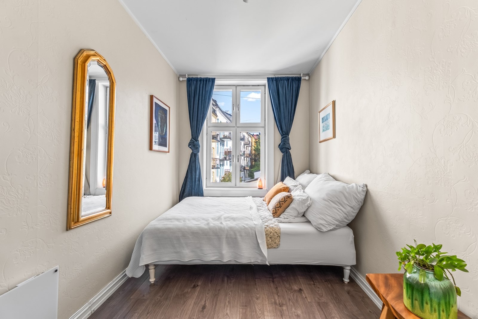 Soverom 2 er også av god størrelse og vender inn mot stille indre gårdsrom. Galleribilde