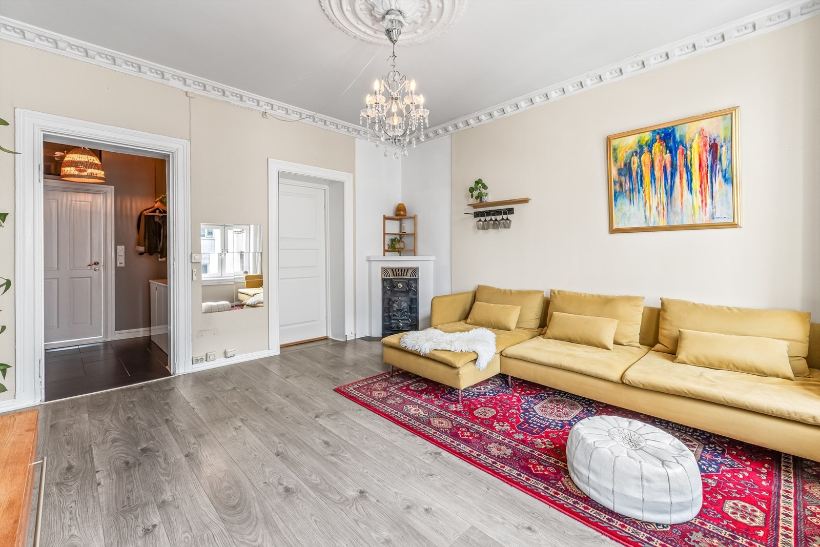 Flotte materialvalg med blant annet 1-stavs gulv, slette overflater og stemningsfull peis. Galleribilde