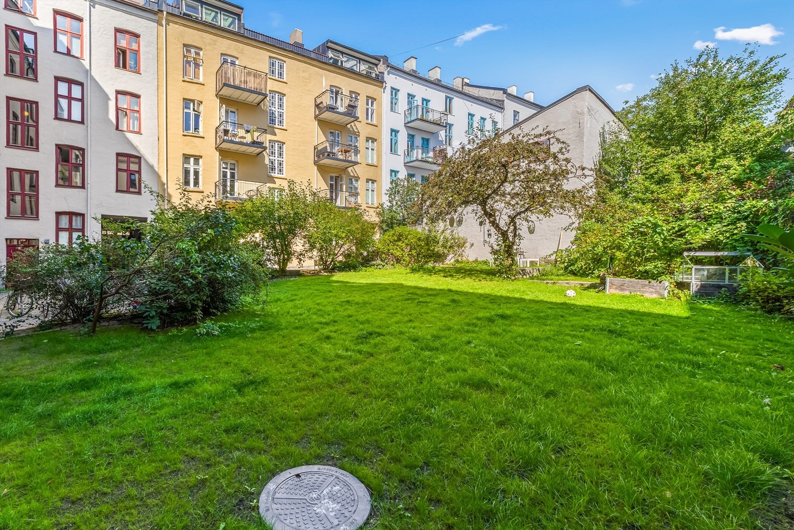 Frodig og stille indre gårdsrom til glede for beboerne. Galleribilde