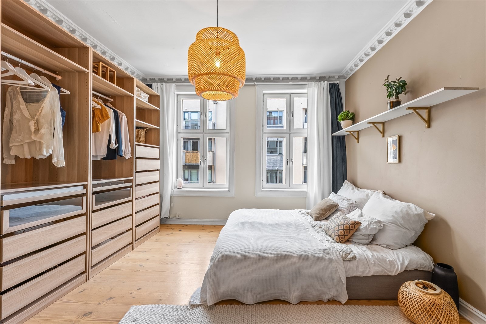 Dette soverommet vender inn mot Biermanns gate - en stille sidegate mellom Grünerløkka og Torshov. Galleribilde