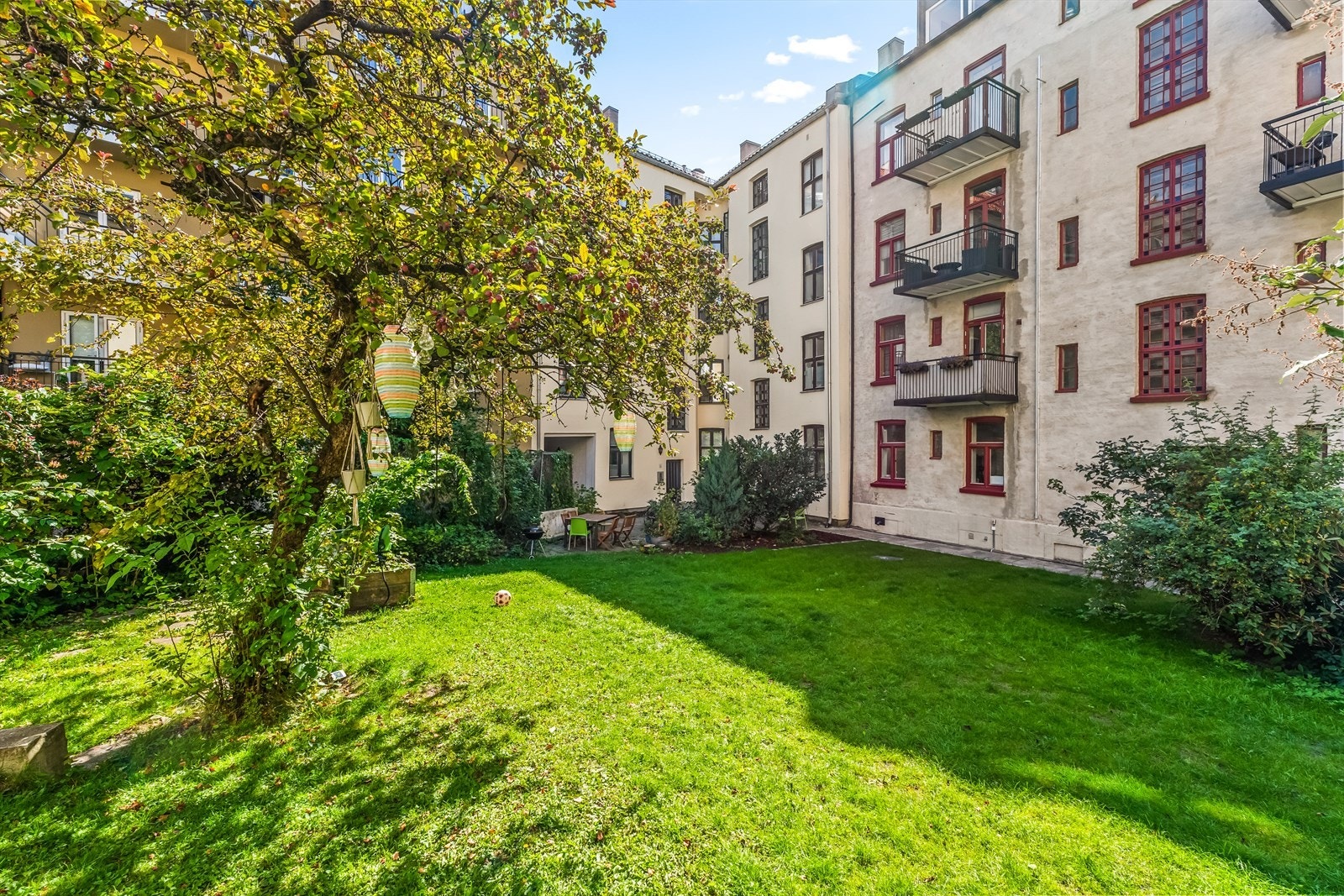 Borettslagets opparbeidede bakgård fikk en oppgradering våren 2025. Galleribilde