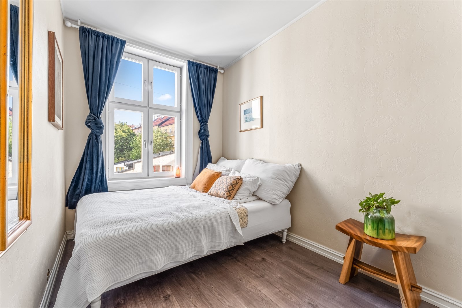 Her er det også plass til dobbeltseng, nattbord og garderobeløsning. Galleribilde