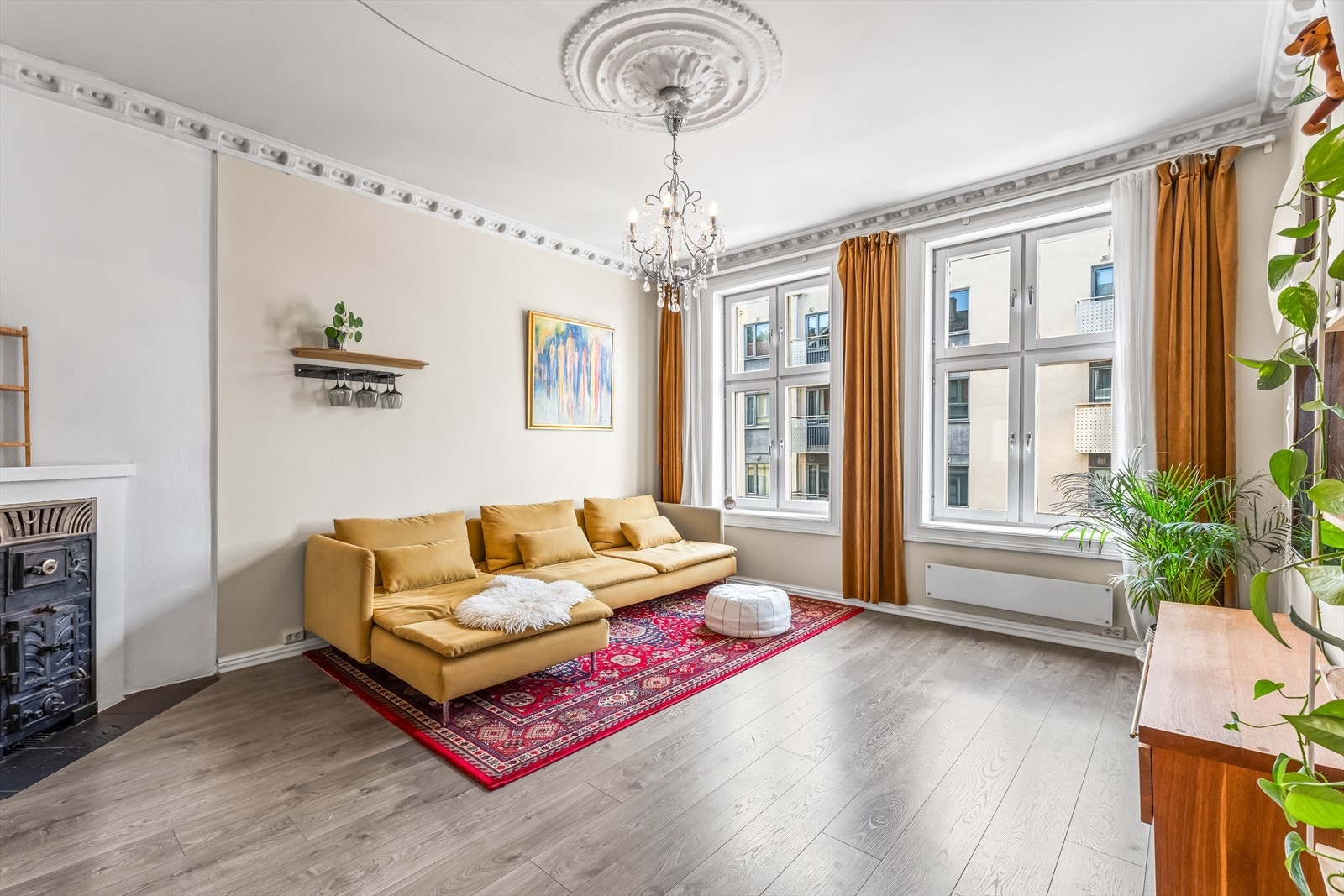 Åpen og luftig planløsning i klassisk stil med lekre detaljer som rosett og stukkatur. Galleribilde