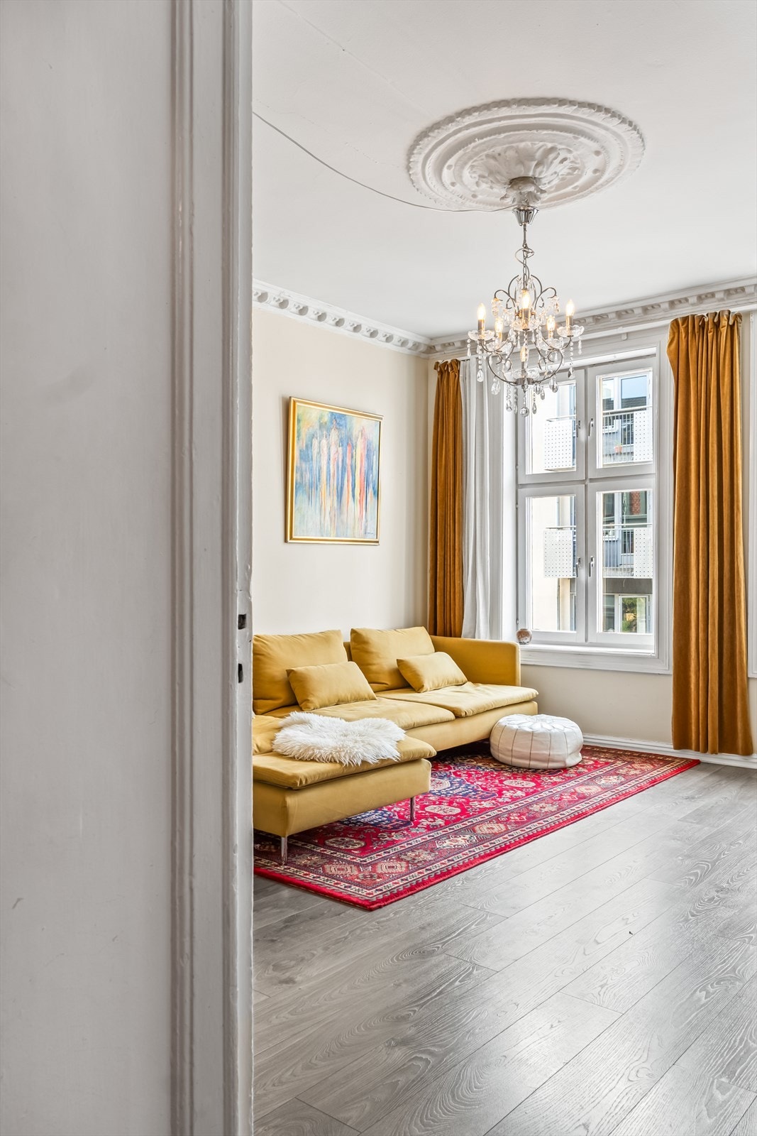 Himlingshøyden i stuen er målt til ca 2,83 meter. Galleribilde