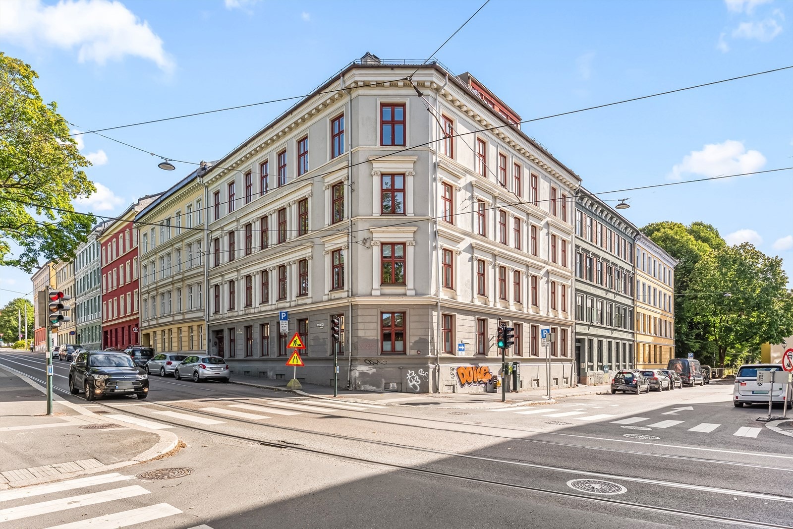 Byggets fasade - klassisk bygård fra 1895. Galleribilde