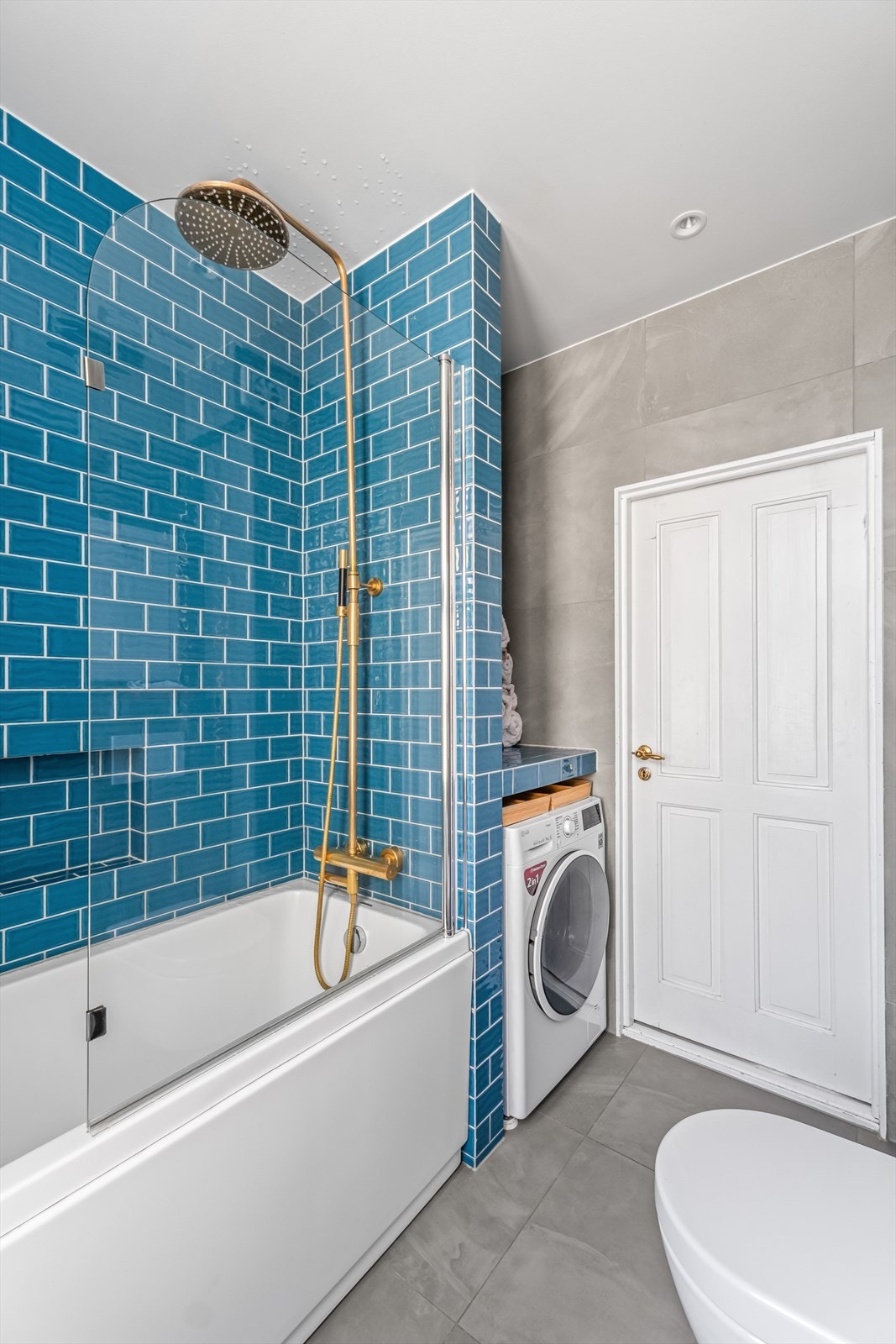 Praktisk dusjløsning med badekar og oppbevaringsnisje. Galleribilde