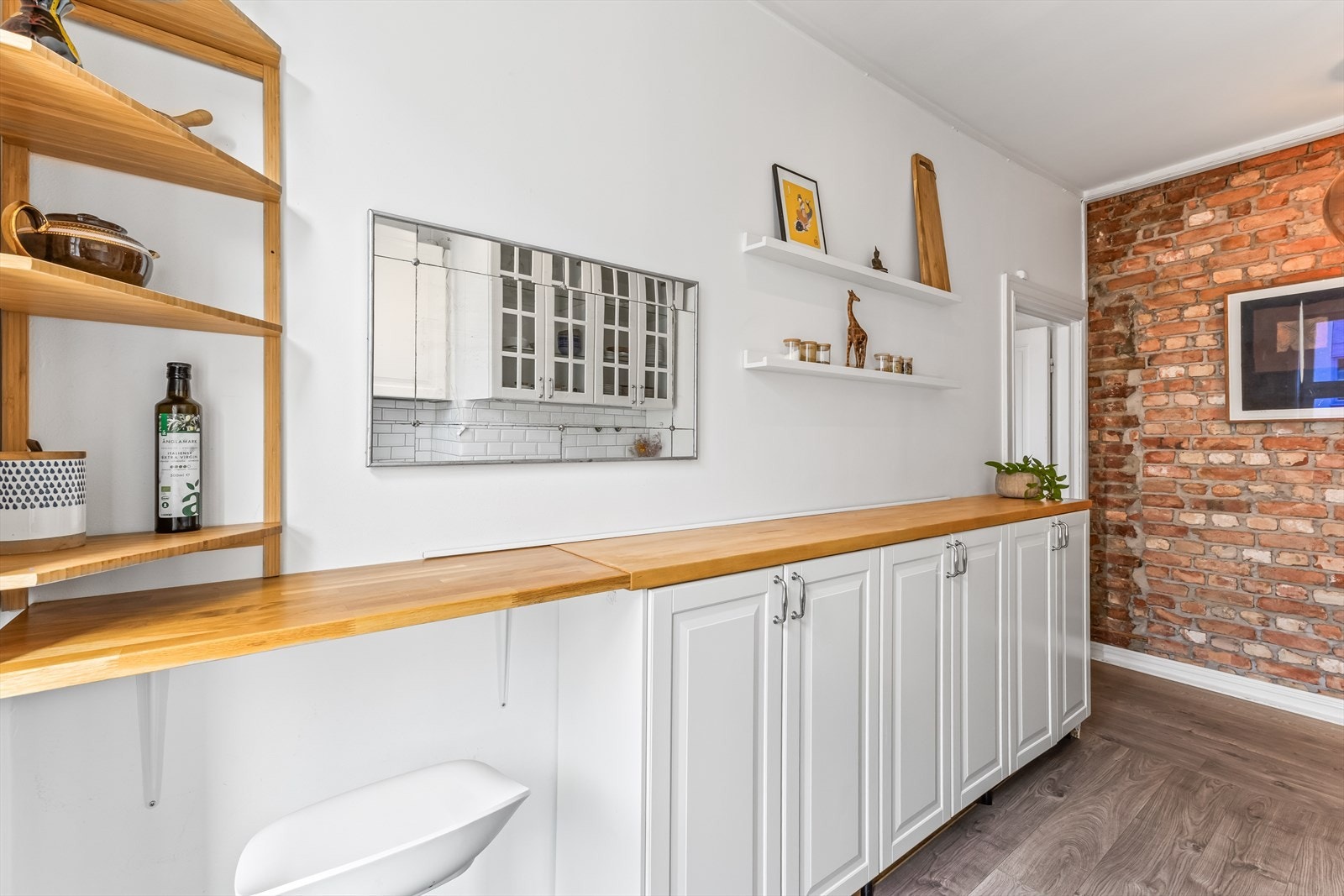 Det er laget til en hyggelig spiseplass på kjøkkenet. Galleribilde