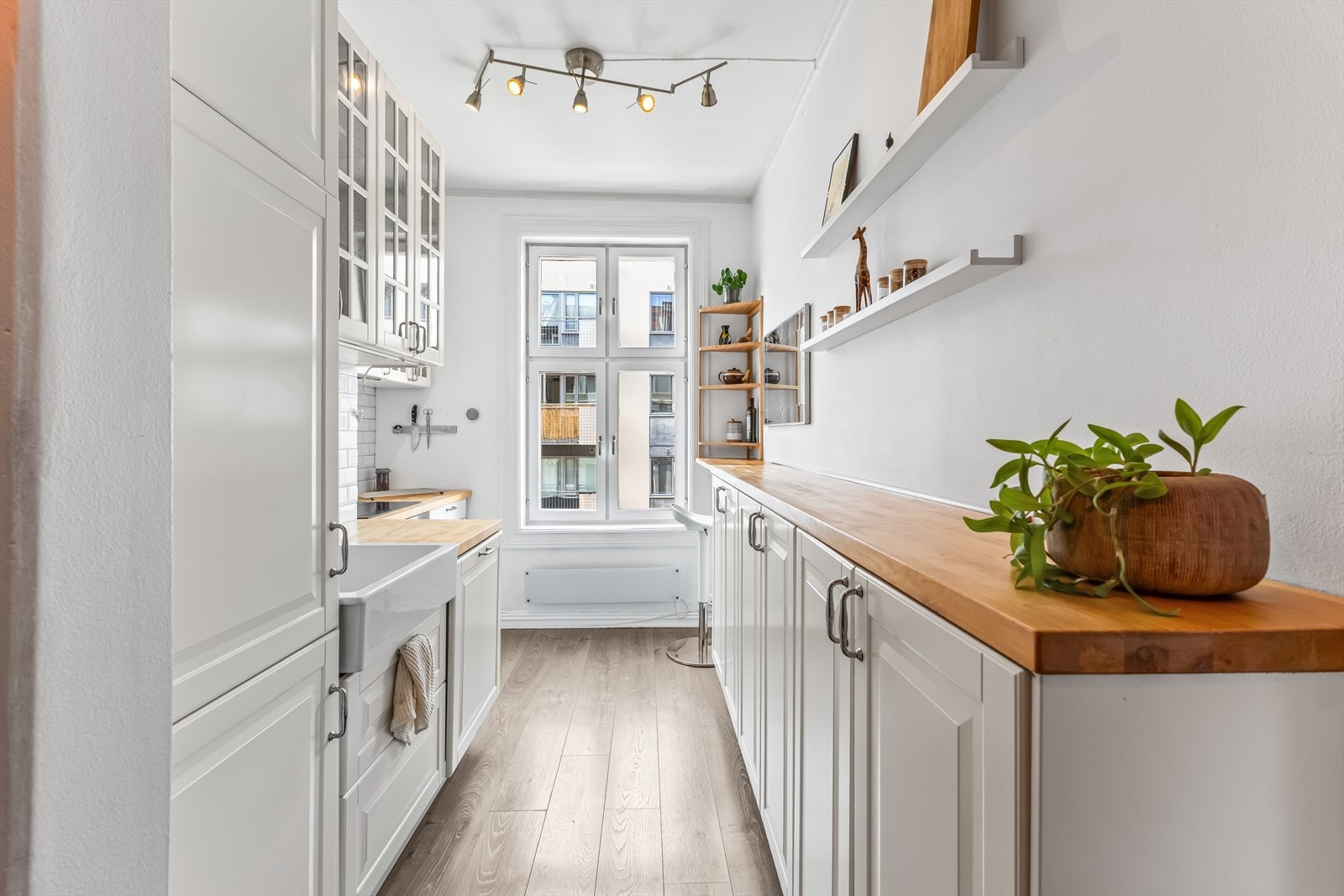 Kjøkkeninnredningen har et klassisk uttrykk med stilrene farge- og materialvalg. Galleribilde