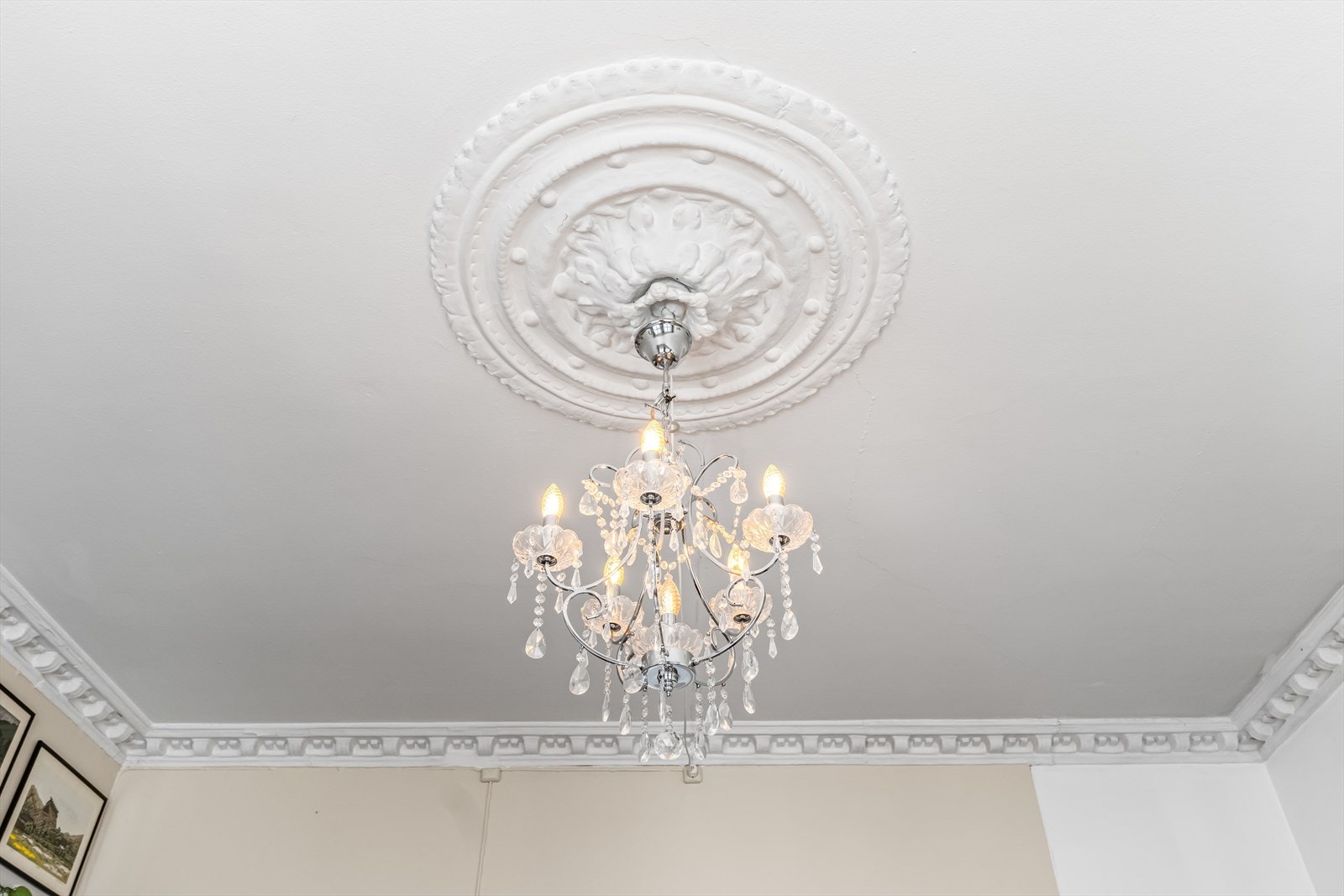 Original rosett i god stand pryder stuens himling. Galleribilde