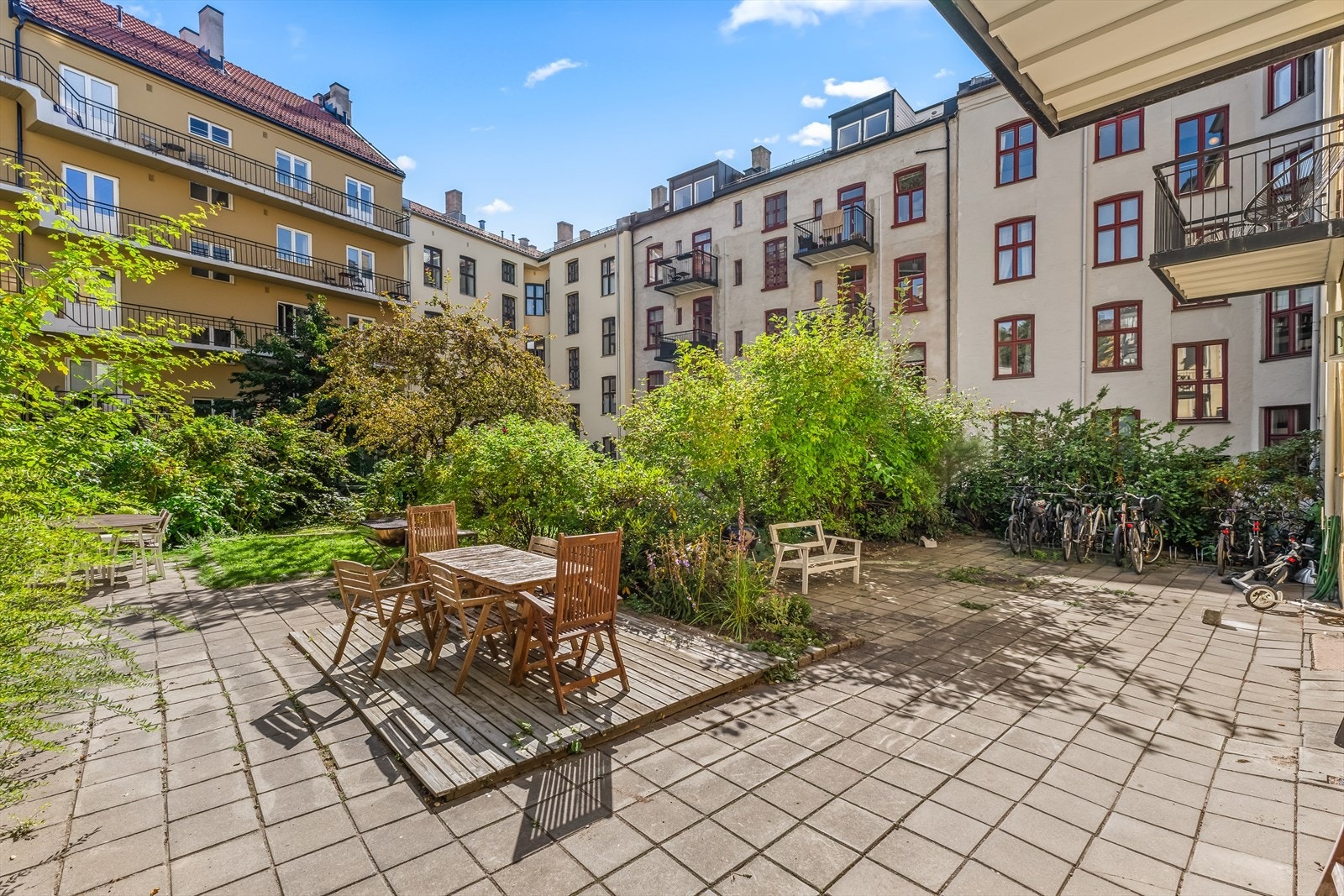 Flere sittegrupper og felles sykkelparkering i bakgården. Galleribilde