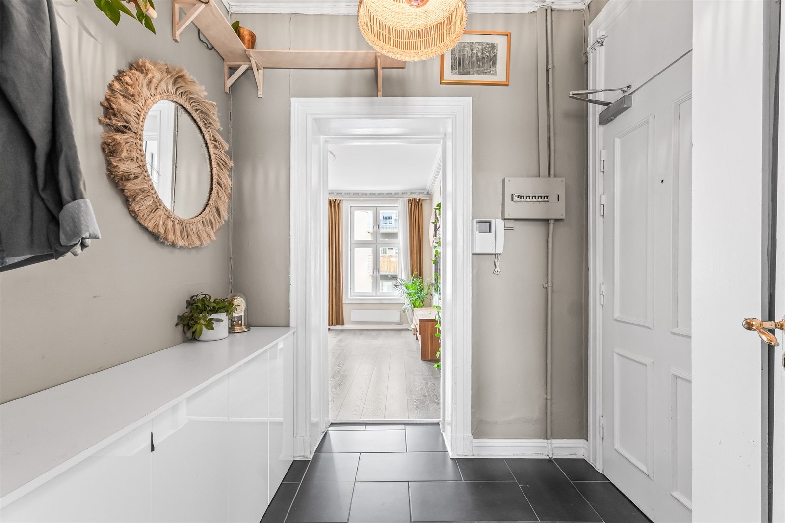 Du ønskes velkommen i en romslig flislagt entré med rikelig av oppbevaringsplass. Galleribilde