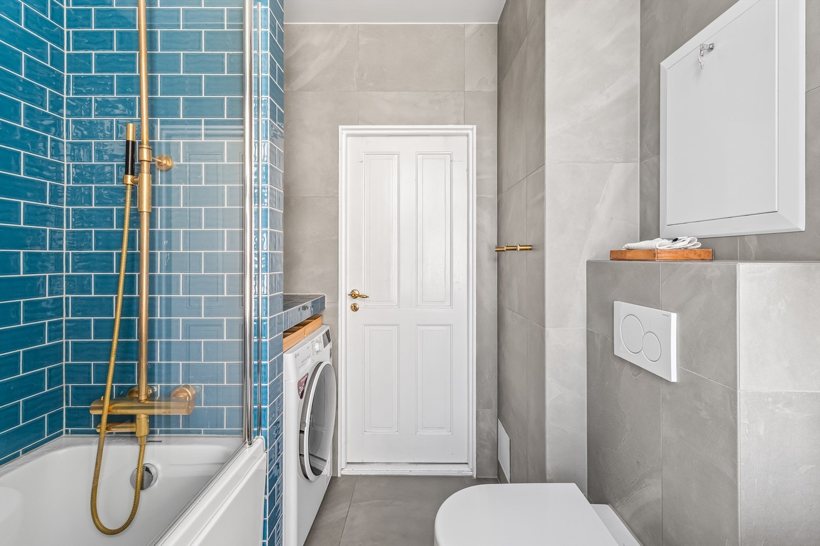 Praktisk dusjsone og opplegg for vaskemaskin. Galleribilde