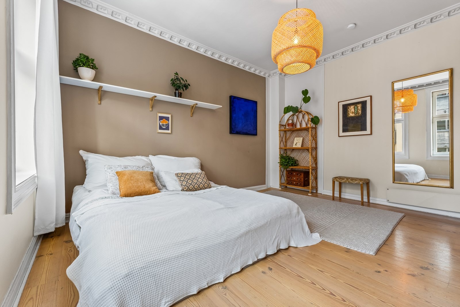 Soverommet er malt i duse og behagelige toner. Galleribilde