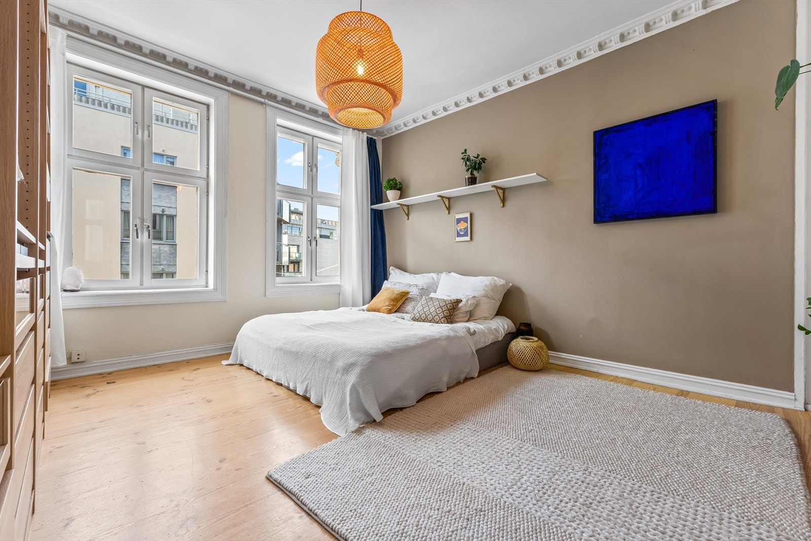 Rikelig med lysinnslipp på soverommet fra store vindusflater. Galleribilde