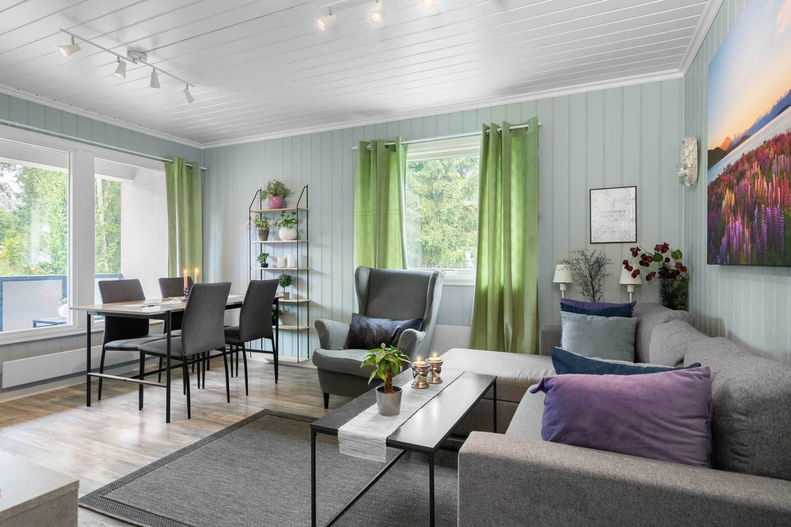 Stuen er lys og trivelig. NB! Siden dette er en endeleilighet har stuen vindu på endevegg. Galleribilde