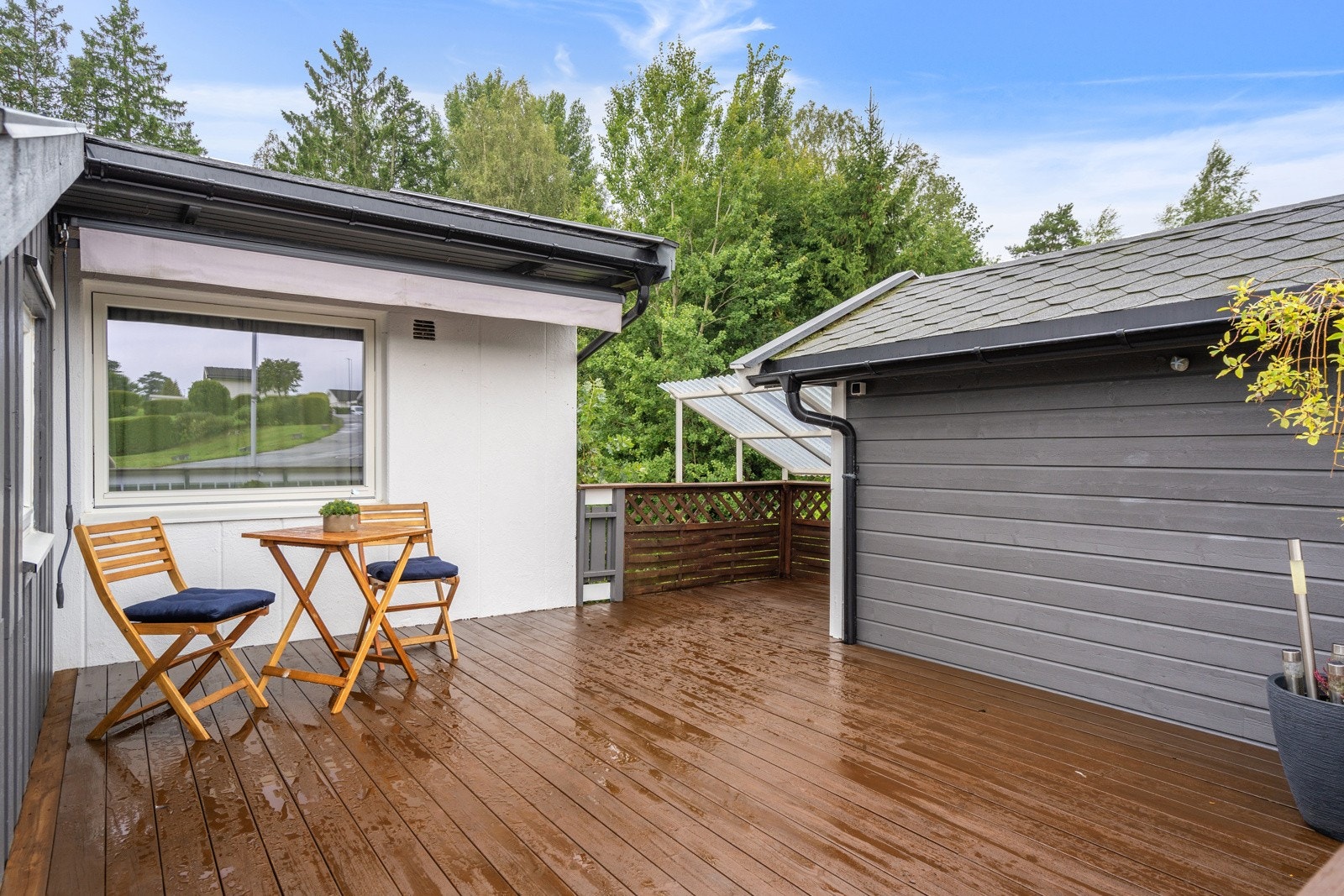 Store terrasser med god plass for å hygge seg utendørs Galleribilde