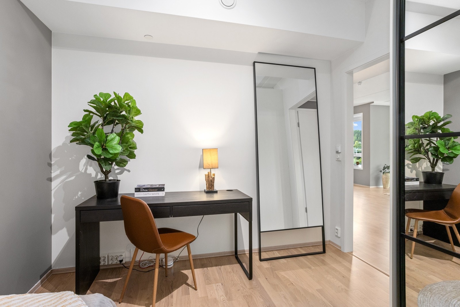 God plass til kontorpult, noe som gir gode rammer for hjemmearbeid. Galleribilde