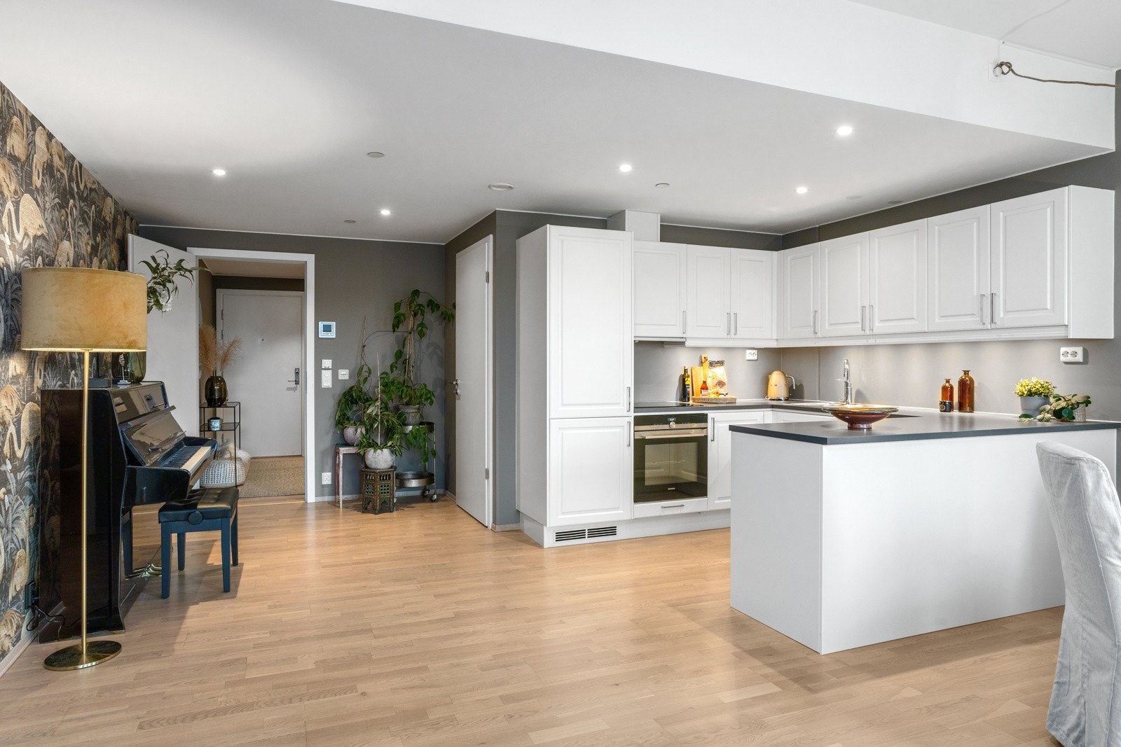 Kjøkkenet ligger åpent mot stuen og har en flott innredning fra anerkjente Drømmekjøkkenet. Galleribilde