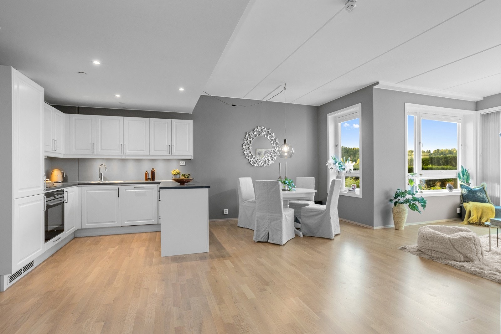 Rommet har moderne fargekombinasjoner, parkett på gulvet og vannbåren gulvvarme. Galleribilde