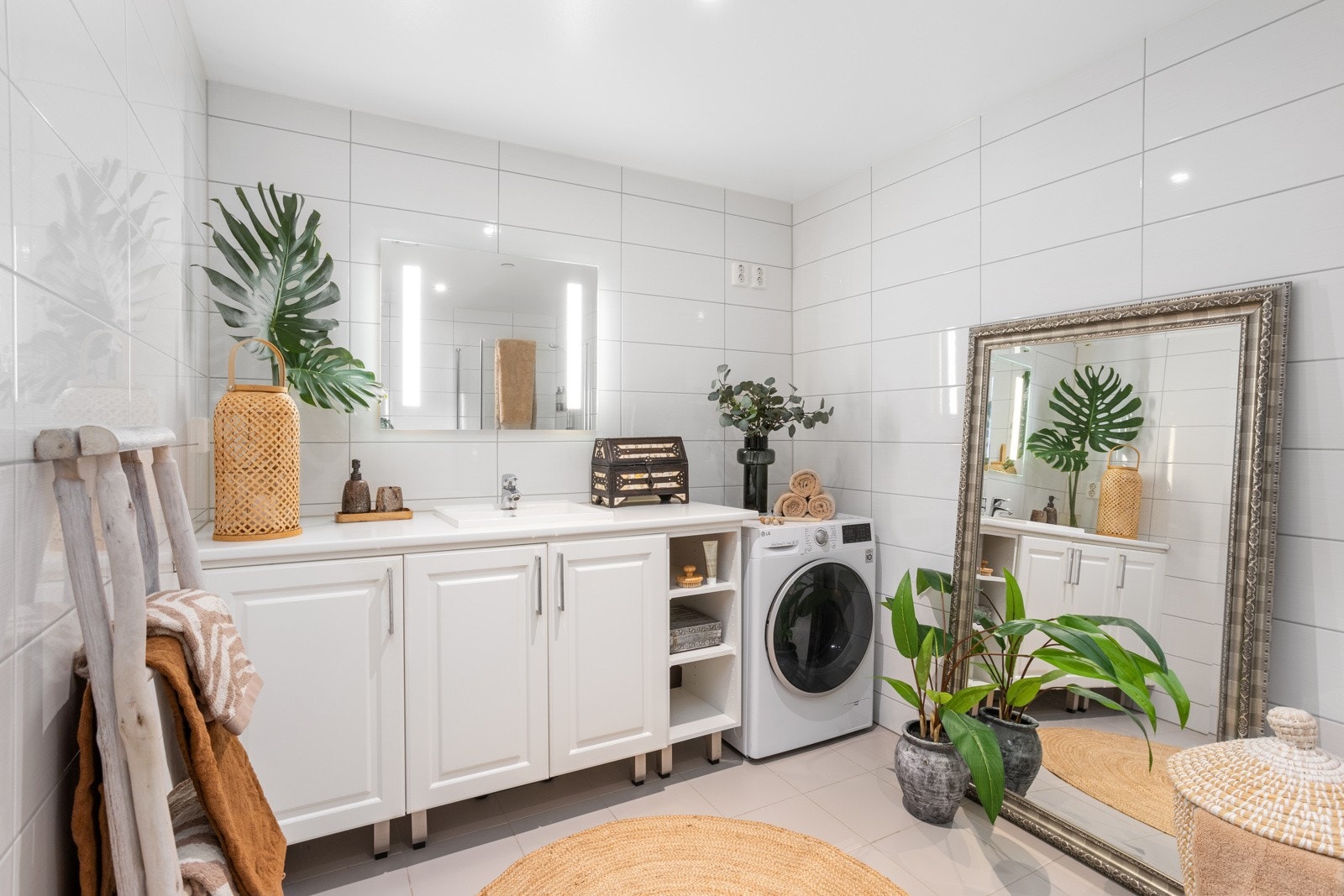 Opplegg for vaskemaskin ved siden av servanten. Galleribilde