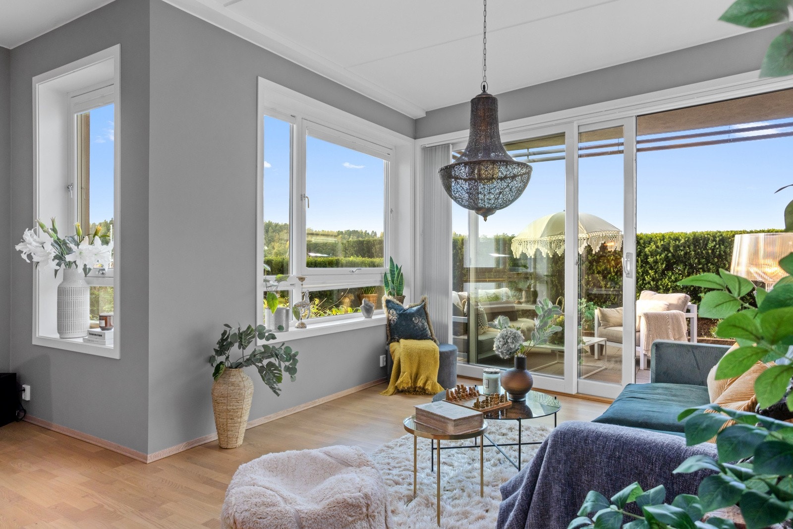 Mye lysinnslipp fra vinduene. Hel uten innsyn. Galleribilde